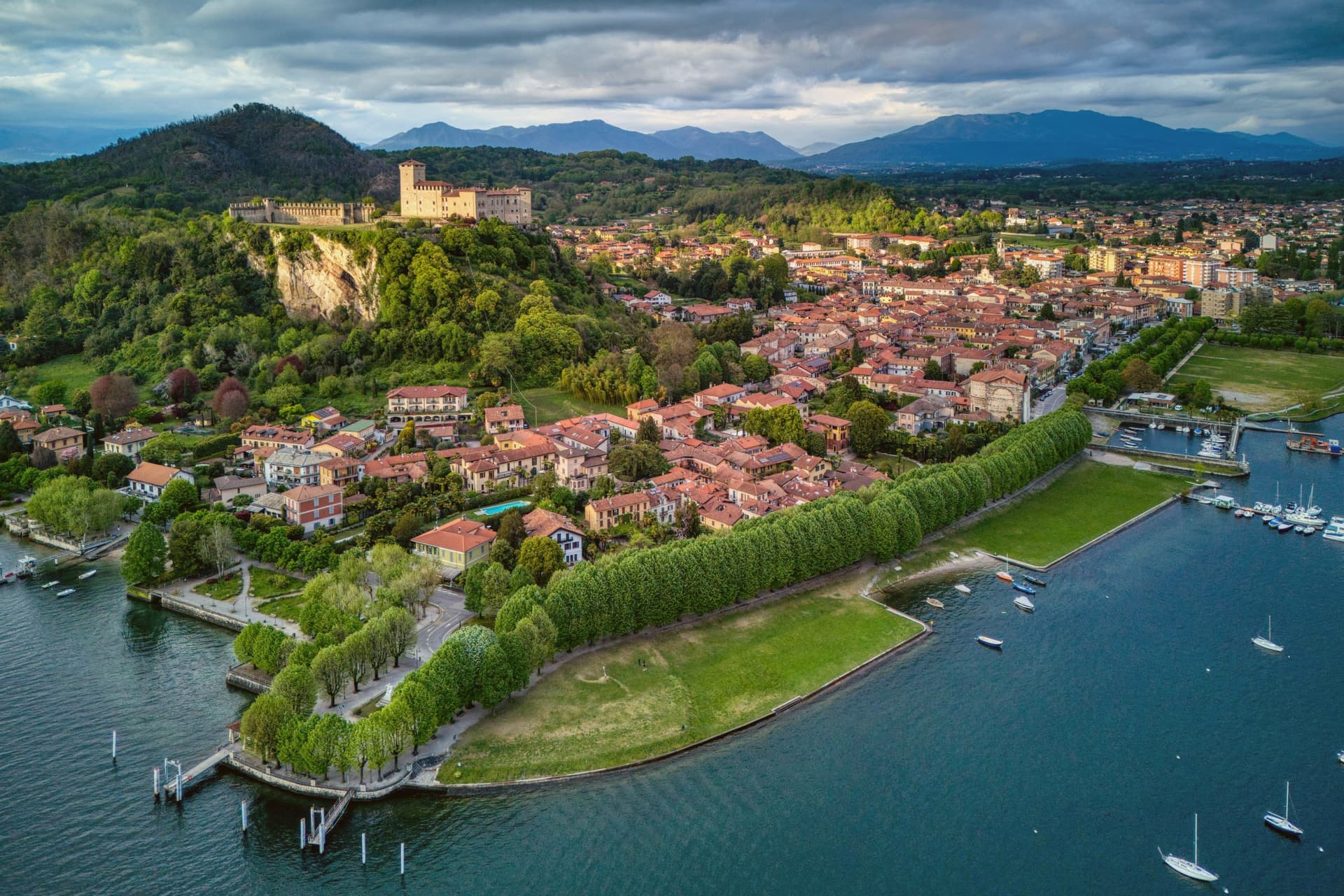 Angera, Lombardia