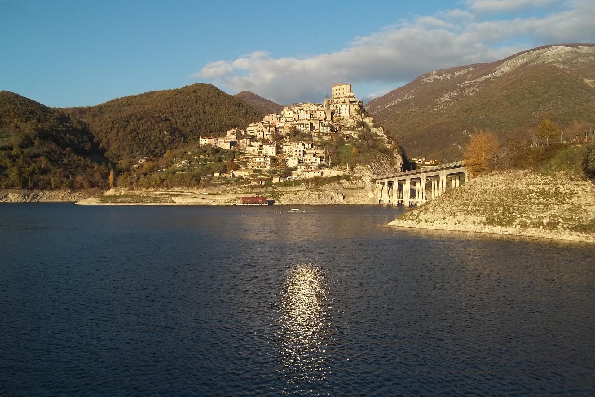 Castel di Tora, photo 1