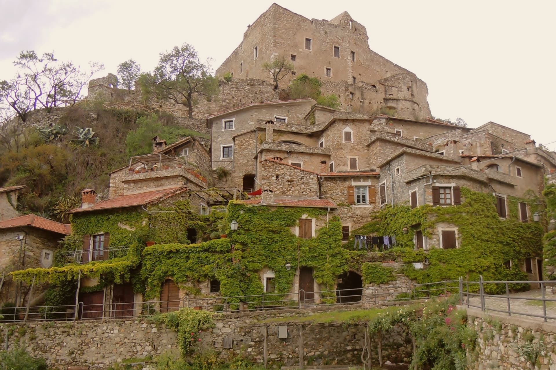Castelvecchio di Rocca Barbena, photo 2
